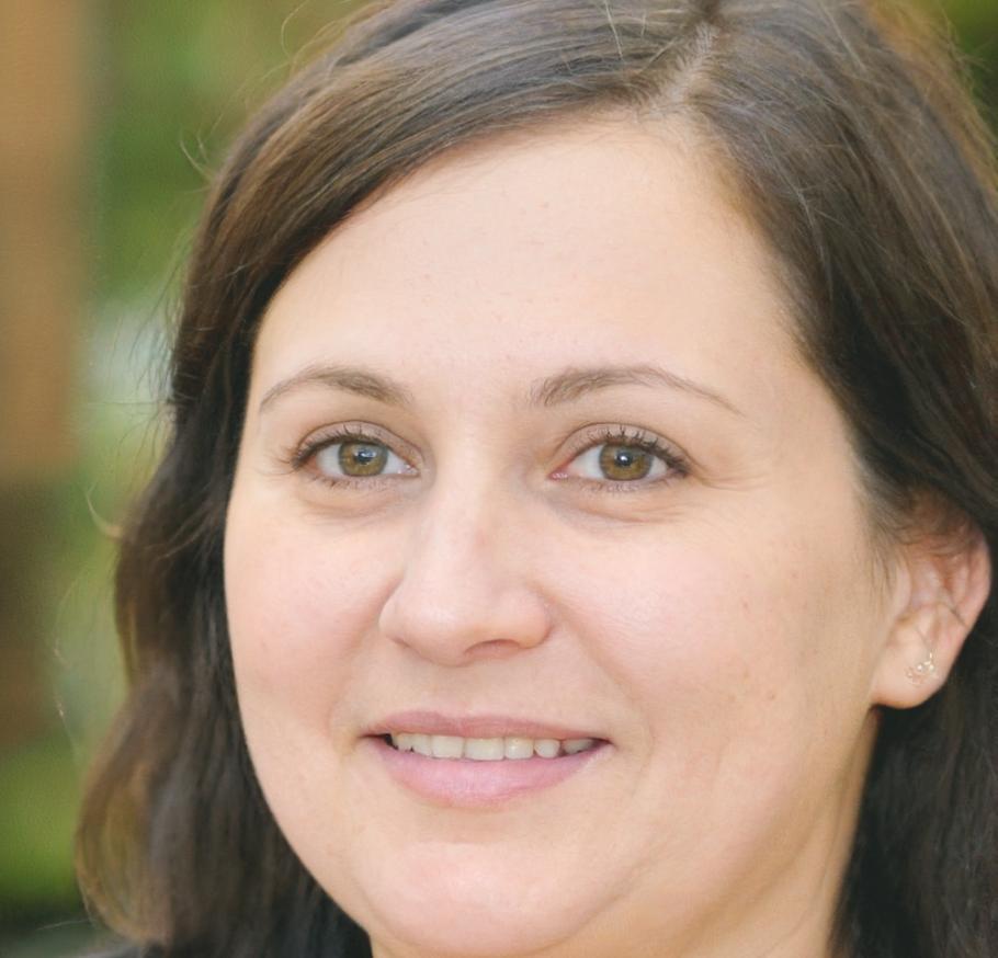 Eğitmen Elif Kara atölye çalışmasında katılımcılarla