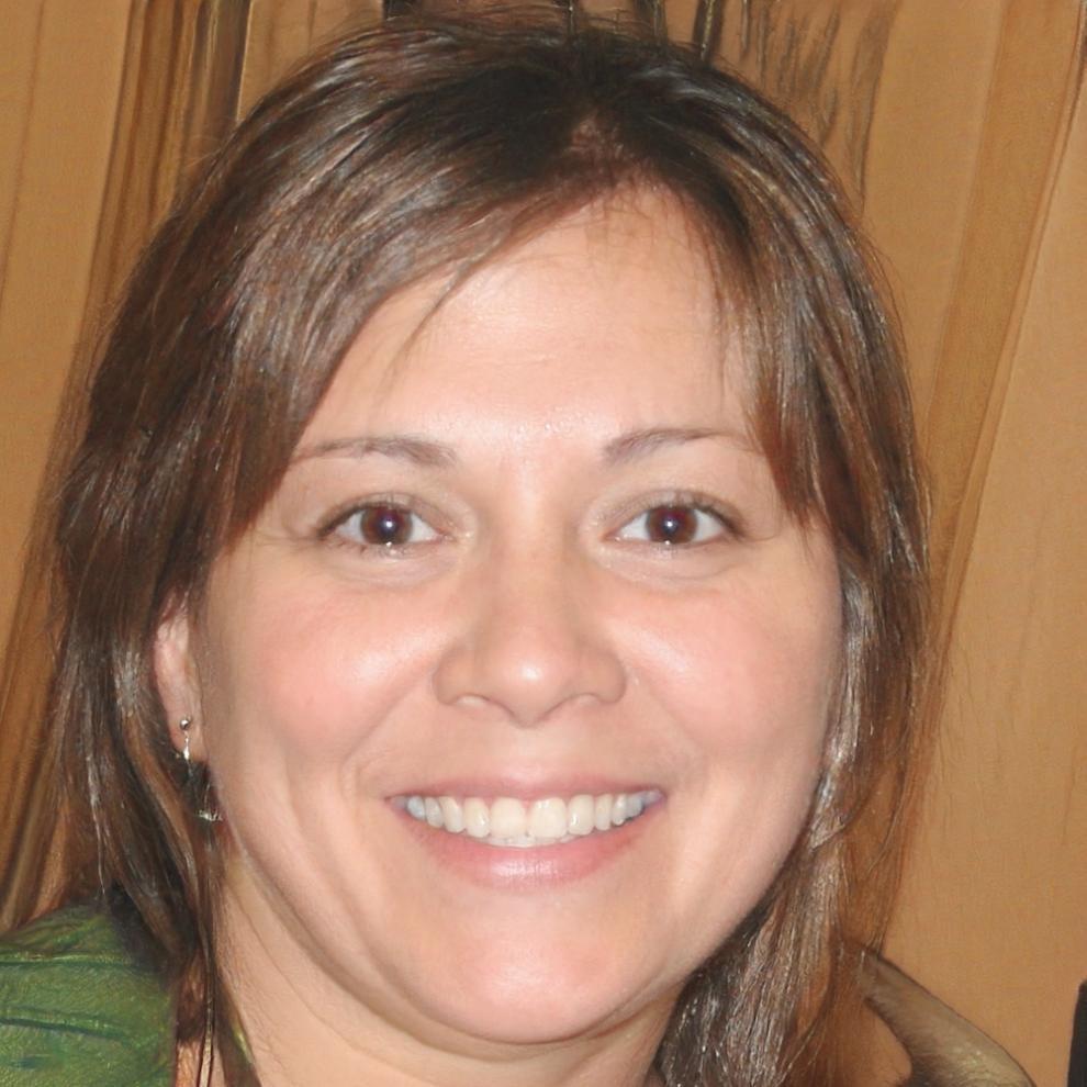 Mentor Ayşe Demir proje incelemesi yaparken